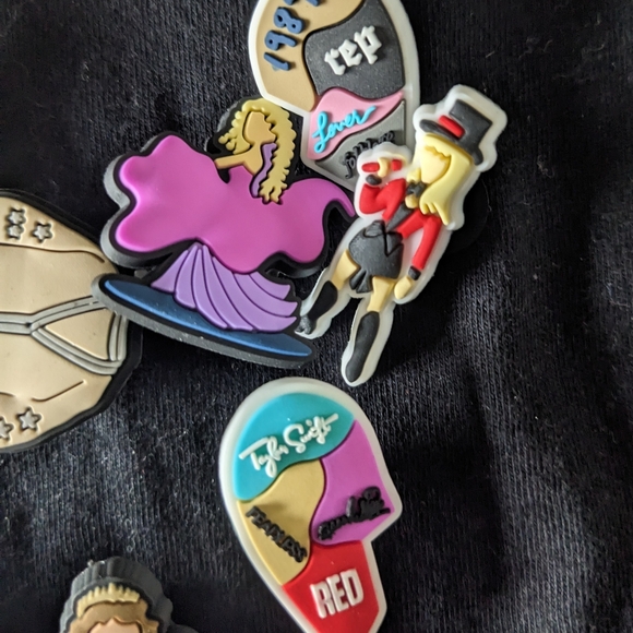 Taylor Swift T-Shirt and Croc Charms bundle - Picture 4 of 5